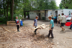 Bundes-Pfingstlager mit den Wölflingen in Westernohe <br/>Für unser Lagerfeuer muss natürlich auch Holz geholt werden 