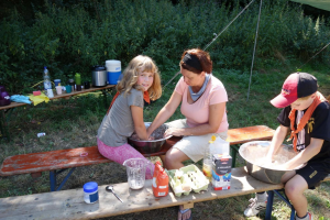 Sommerlager der Wölflinge 2018 <br/>Den Teig für den Dutch oven vorbereiten 