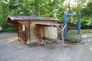 72h-Aktion - Ein Rückblick<br/>Das Spielhaus mit Rollerstand - Vorher