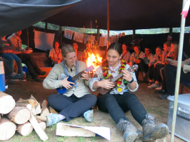 Sommerlager 2021 der Pfadis und Rover<br/>Janina und Ines beim Ukulele-Spielen