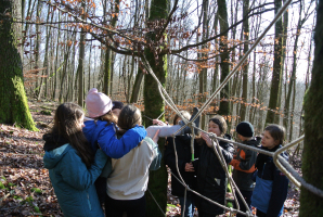 Völlig losgelöst – Jupfis auf Sternfahrt<br/>Die Jupfis überwunden gemeinsam mehrere Hindernisse auf der Schnitzeljagd.