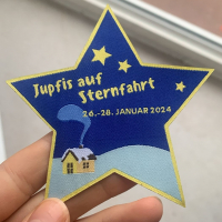 Völlig losgelöst – Jupfis auf Sternfahrt<br/>Das Jupfi-Wochenende stand unter dem Motto Jupfis auf Sternfahrt. Diesen tollen Aufnäher bekamen alle, die sich auf dieses Abenteuer einließen!